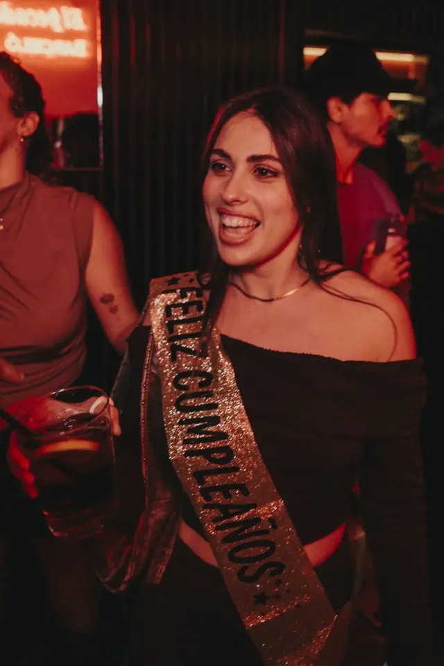 Una chica con la banda de cumpleaños